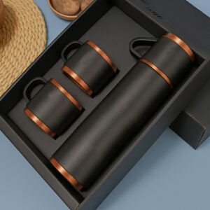 Termo de acero inoxidable color negro, tapa-taza rosca (3 tazas). Presentación en caja de cartón negra. Incluye bolso transportable negro cobre