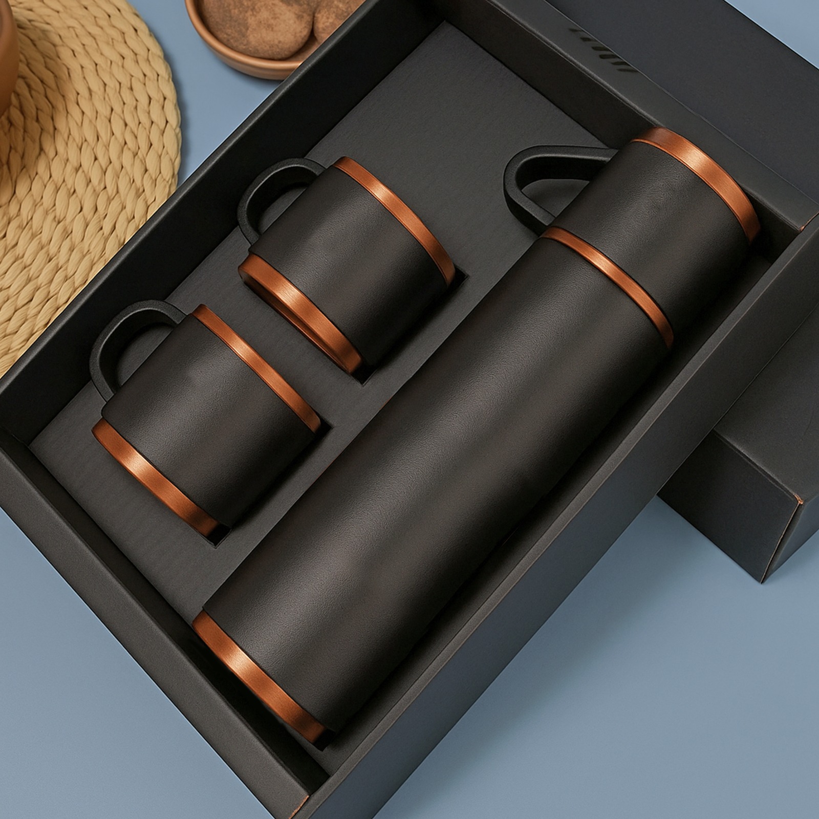 Termo de acero inoxidable color negro, tapa-taza rosca (3 tazas). Presentación en caja de cartón negra. Incluye bolso transportable negro cobre